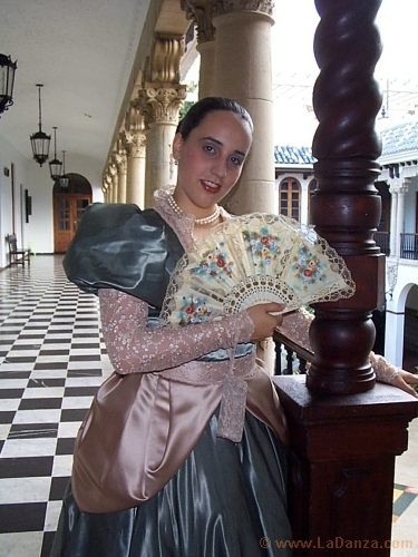Dama puertorriqueña con abanico durante un baile de danza