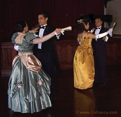 Pareja colocándose para comenzar la danza