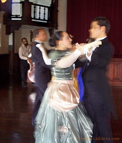 Pareja bailando una danza puertorriqueña