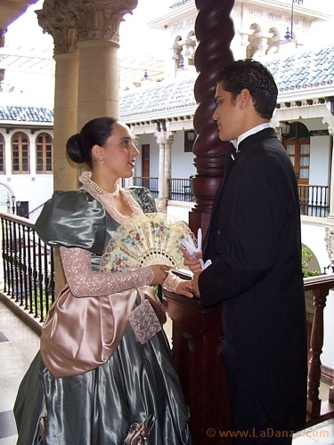 Posición tradicional de una pareja bailando danza
