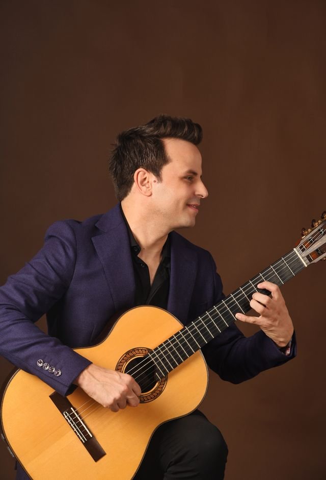 Hermelindo Ruiz Mestre interpretando la guitarra clásica