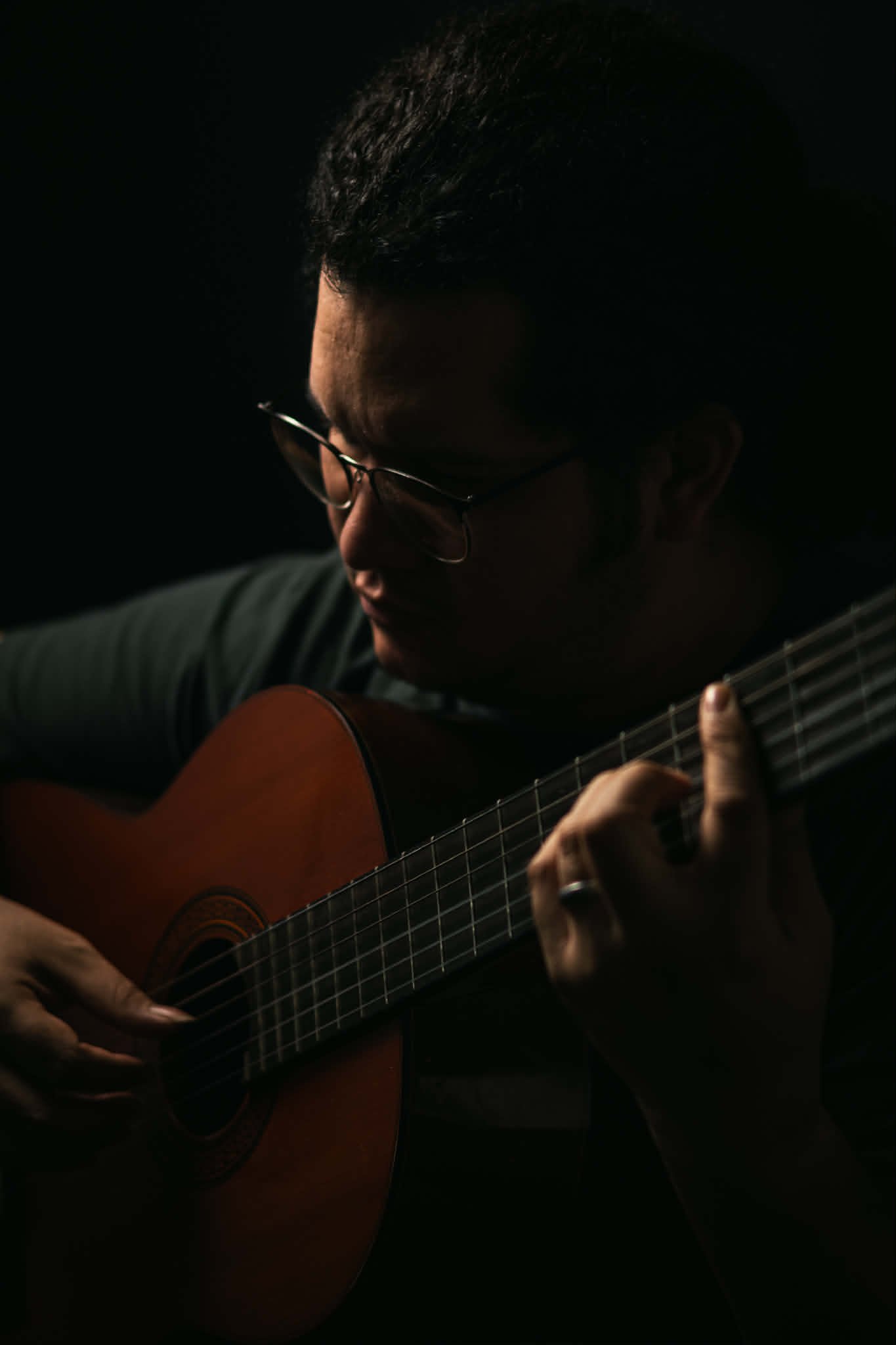 Benjamín José Laboy interpretando la guitarra
