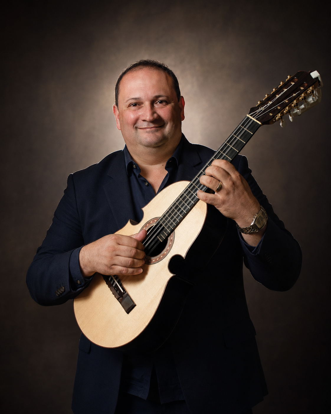 Edwin Colón Zayas con su cuatro puertorriqueño