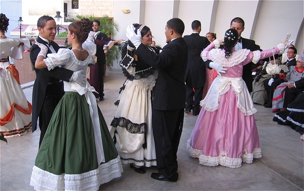 Concursantes juveniles bailando