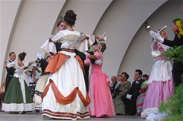 Jóvenes con trajes de época