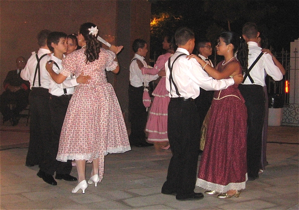 Segundo grupo infantil bailando
