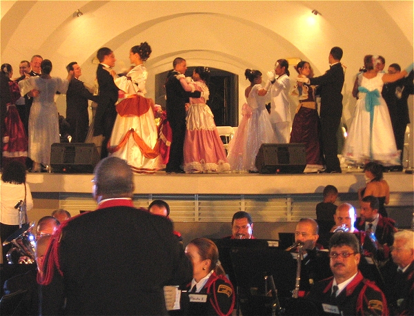 Todas las parejas bailando