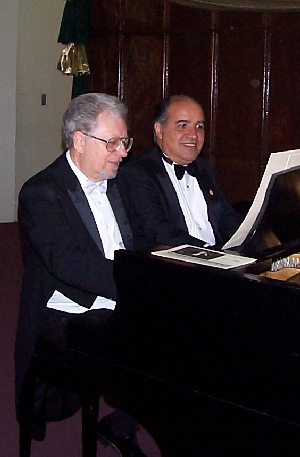 Luciano Quiñones y Charles P. Phillips al piano