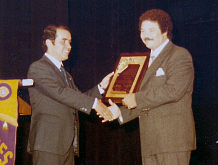 Luciano Quiñones entrega un reconocimiento a Rafi Escudero