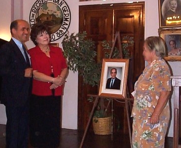 Luciano Quiñones con Sylvia y Adela Lugo durante su exaltación