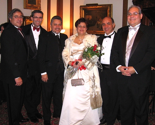 Organizadores del concierto junto a los pianistas invitados