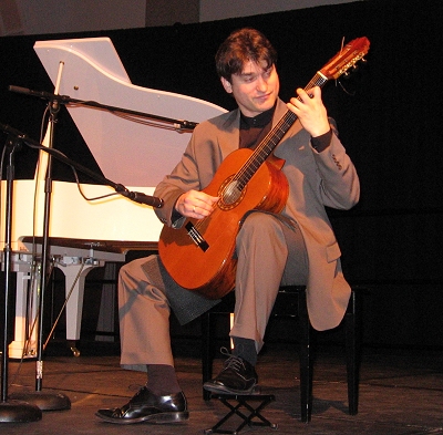 René Izquierdo ofrece una conferencia ilustrada con interpretaciones de guitarra