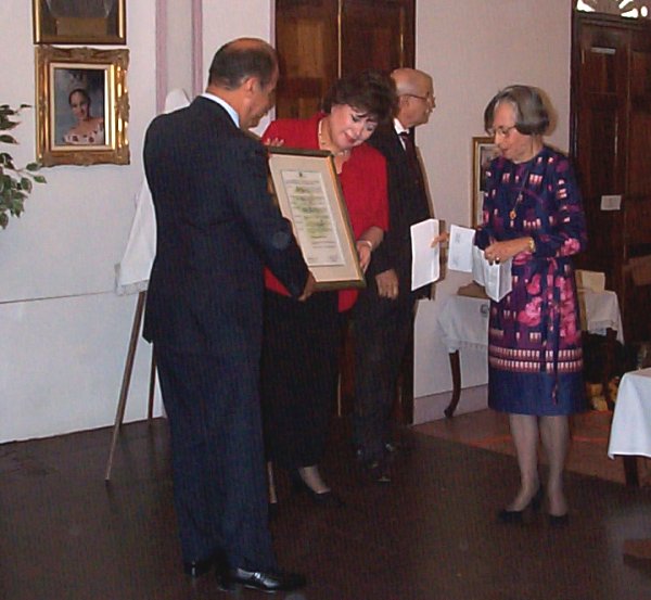 Luciano Quiñones y su esposa reciben el documento de exaltación