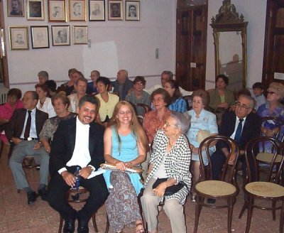 Familiares e invitados presentes en la actividad