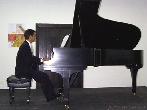 El pianista Erwin Soliván interpreta danzas