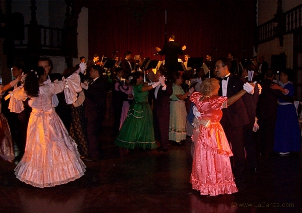 Parejas con trajes de época bailan en la Casa de España
