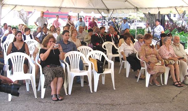 Asistentes a los actos de apertura en la Plaza Las Delicias