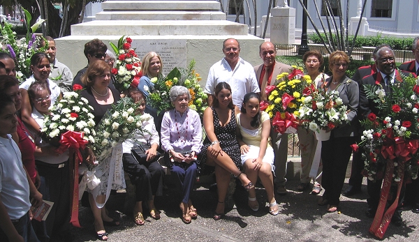 Ofrendas florales ante el monumento a Juan Morel Campos