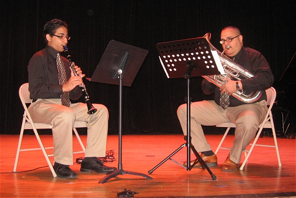 Luis Flores y Bartolo Vargas interpretan Netiquette