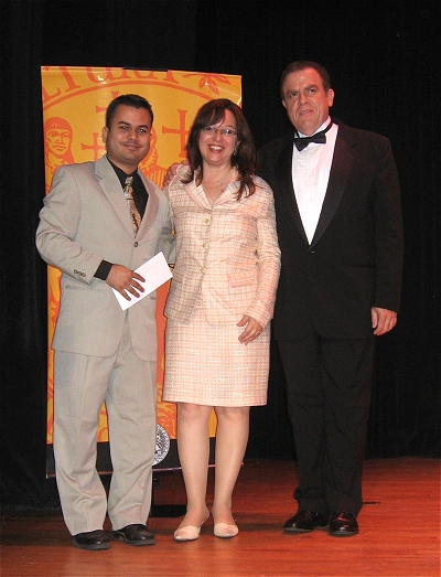 Luis F. Rodríguez recibe el primer premio