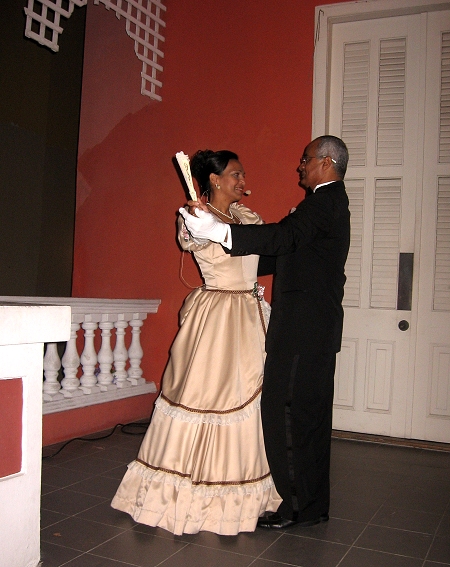 Ramón y Lourdes Rivera Cáliz bailando
